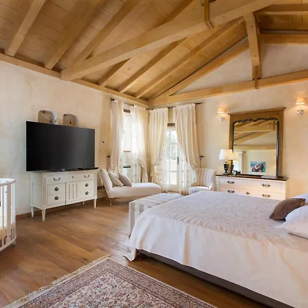 Lou Villa *